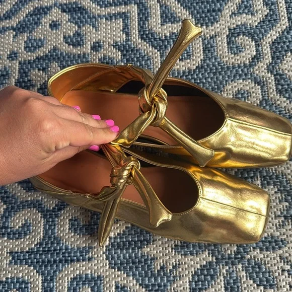 Gold Women's Shoes with Bow Detail NEW - Picture 6 of 6